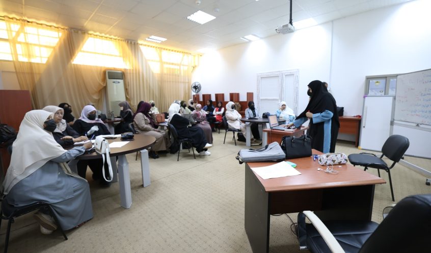 مركز التدريب والتطوير ينفذ ورشة عمل تدريبية بعنوان (مهارات تنظيم وإدارة العمل).