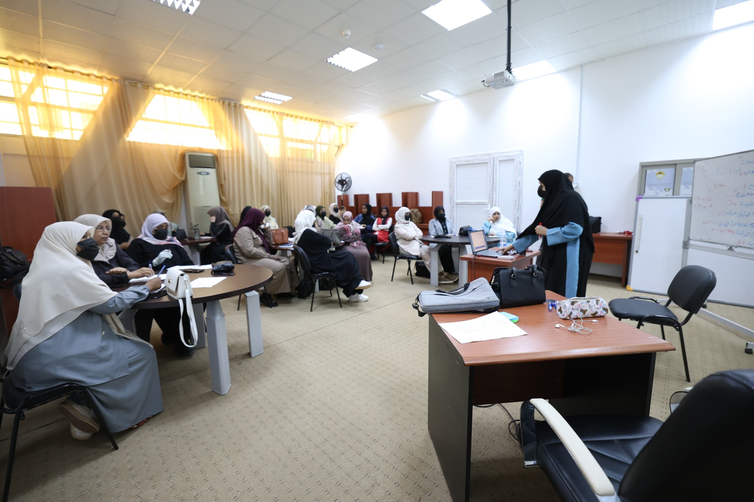 مركز التدريب والتطوير ينفذ ورشة عمل تدريبية بعنوان (مهارات تنظيم وإدارة العمل).