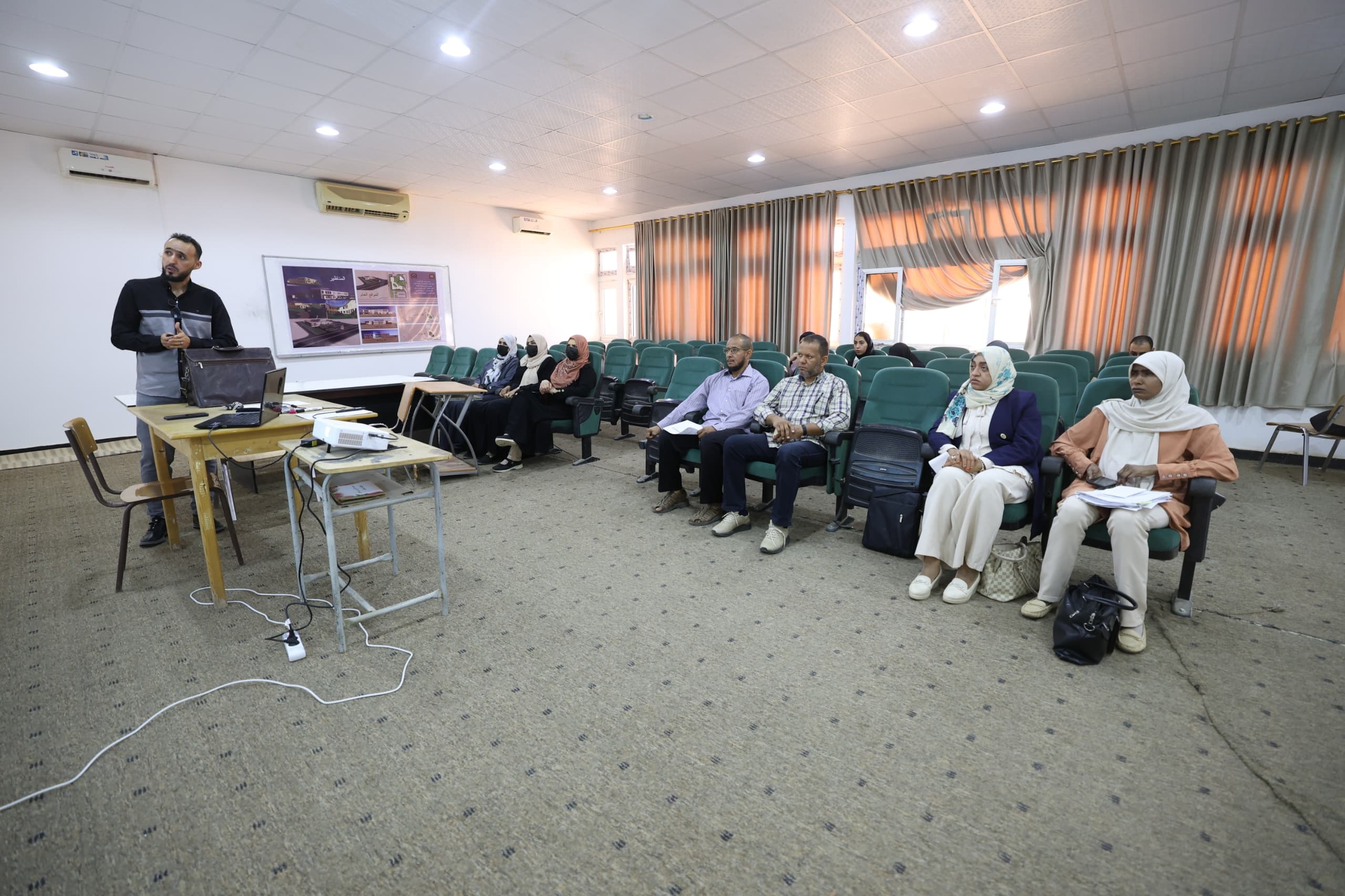 قسم الهندسة الكيميائية بكلية الهندسة ينظم ندوة علمية بعنوان "الهندسة الكيميائية: مجالاتها وأهميتها في التطور الصناعي والتكنولوجي".