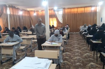 انطلاق الامتحانات النهائية بكلية التربية زويلة. ■ انطلقت الامتحانات النهائية بكلية التربية زويلة التابعة لجامعة سبها صباح اليوم السبت الموافق (14 - يونيو - 2025م) في ظل أجواء تنظيمية رائعة، وحضور إداري وأكاديمي مكثف، وذلك بتأكيد إدارة الكلية حرصها على توفير جميع الظروف الملائمة؛ لضمان سير الامتحانات سيرا حسنا، ومن ثم تسهيل أداء الطلبة للامتحانات في بيئة تربوية مناسبة لهم تبين استعداد الكلية لإجراء هذا الحدث التعليمي المهم. ■ هذا، وتُعد الامتحانات تتويجًا للجهود المبذولة خلال الفصل الدراسي الجاري، ربيع (2025م) بإشادة الإدارة بالانضباط الذي أظهره الطلبة منذ انطلاق الامتحانات، لتعرب الكلية في ذات الوقت عن تمنياتها القلبية بالتوفيق والنجاح والسداد لجميع الطلبة، داعية إياهم إلى مواصلة الاجتهاد والمثابرة والتحلي بالانضباط؛ لتحقيق أفضل النتائج في مسيرتهم التعليمية. (مركز الإعلام الجامعي، جامعة سبها).