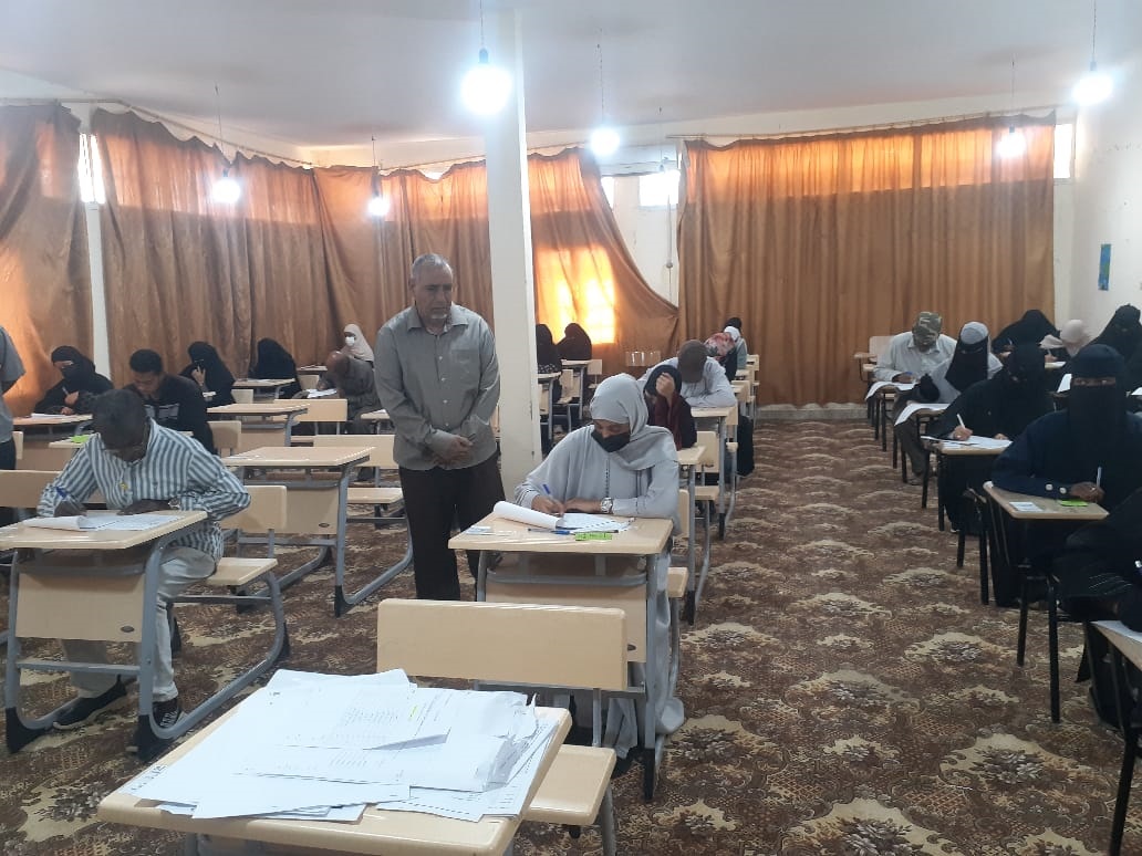 انطلاق الامتحانات النهائية بكلية التربية زويلة. ■ انطلقت الامتحانات النهائية بكلية التربية زويلة التابعة لجامعة سبها صباح اليوم السبت الموافق (14 - يونيو - 2025م) في ظل أجواء تنظيمية رائعة، وحضور إداري وأكاديمي مكثف، وذلك بتأكيد إدارة الكلية حرصها على توفير جميع الظروف الملائمة؛ لضمان سير الامتحانات سيرا حسنا، ومن ثم تسهيل أداء الطلبة للامتحانات في بيئة تربوية مناسبة لهم تبين استعداد الكلية لإجراء هذا الحدث التعليمي المهم. ■ هذا، وتُعد الامتحانات تتويجًا للجهود المبذولة خلال الفصل الدراسي الجاري، ربيع (2025م) بإشادة الإدارة بالانضباط الذي أظهره الطلبة منذ انطلاق الامتحانات، لتعرب الكلية في ذات الوقت عن تمنياتها القلبية بالتوفيق والنجاح والسداد لجميع الطلبة، داعية إياهم إلى مواصلة الاجتهاد والمثابرة والتحلي بالانضباط؛ لتحقيق أفضل النتائج في مسيرتهم التعليمية. (مركز الإعلام الجامعي، جامعة سبها).