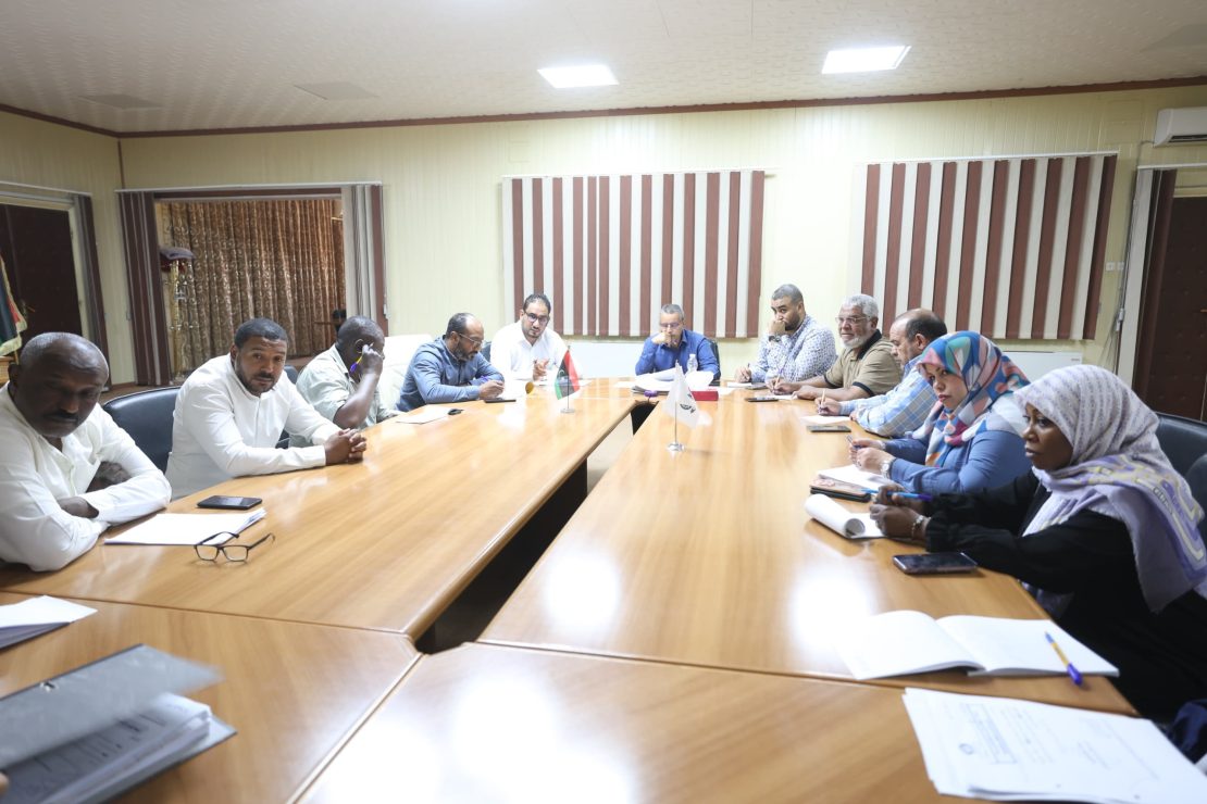 رئيس الجامعة يعقد اجتماعًا مع مديري الإدارات والمكاتب لمتابعة الأداء وتحسين جودة العمل.