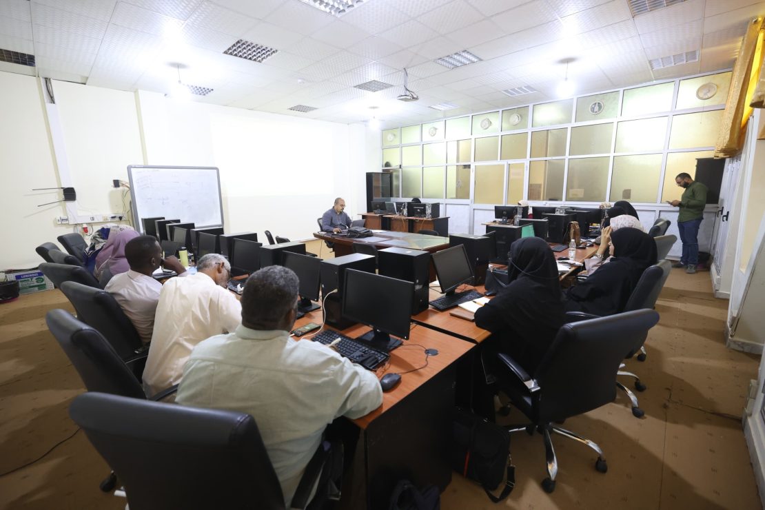 في اطار بناء القدرات للباحثين بالجامعة أقيمت صباح يومي الاحد والاثنين بمركز التدريب والتطوير ورشة العمل التدريبية بعنوان:أدوات الذكاء الاصطناعي في خدمة البحث العلمي .