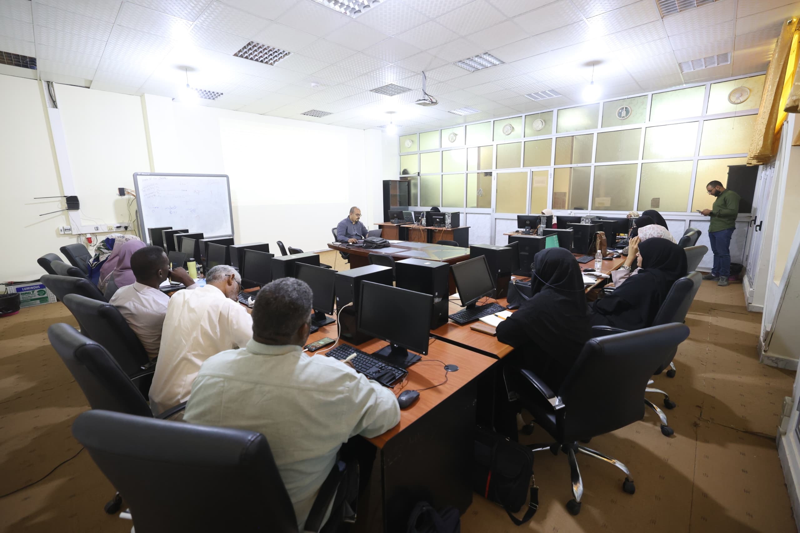 في اطار بناء القدرات للباحثين بالجامعة أقيمت صباح يومي الاحد والاثنين بمركز التدريب والتطوير ورشة العمل التدريبية بعنوان:أدوات الذكاء الاصطناعي في خدمة البحث العلمي .