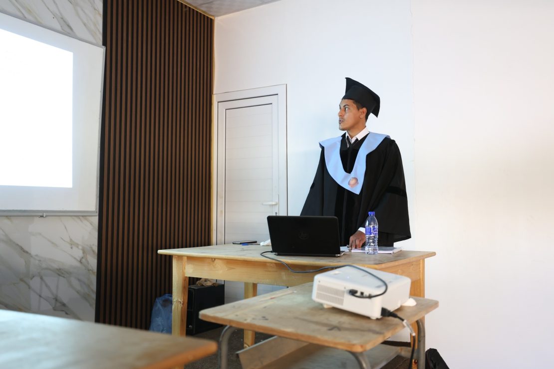 مناقشة رسالة ماجستير في قسم هندسة الطاقات المتجددة بكلية الهندسة.