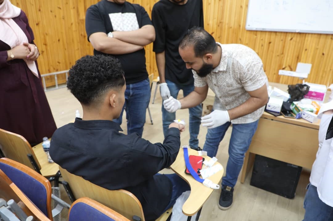 قسم الأشعة بكلية التقنية الطبية ينظم ورشة عمل بعنوان : الإسعافات الأولية.