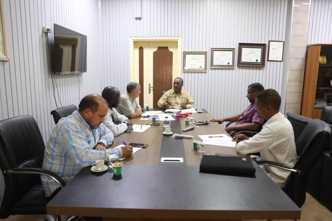 مركز خدمة وتنمية المجتمع والبيئة بالجامعة يعقد اجتماعه الاعتيادي للعام (2025م).