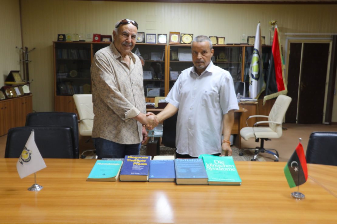 أسرة الدكتور غيث مسعود الورفلي تهدي جامعة سبها عشرة كتب طبية قيمة.