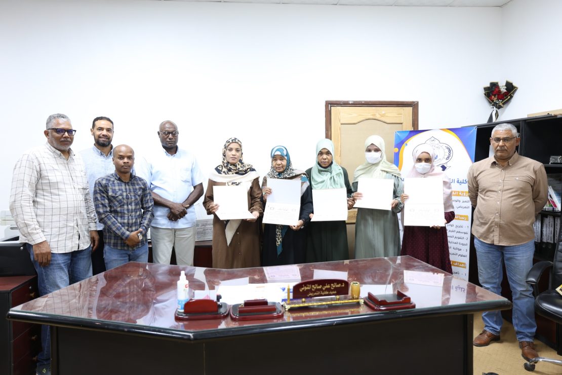 كلية التمريض تكرم عددا من الموظفات التابعات لقسم الدراسة والامتحانات.