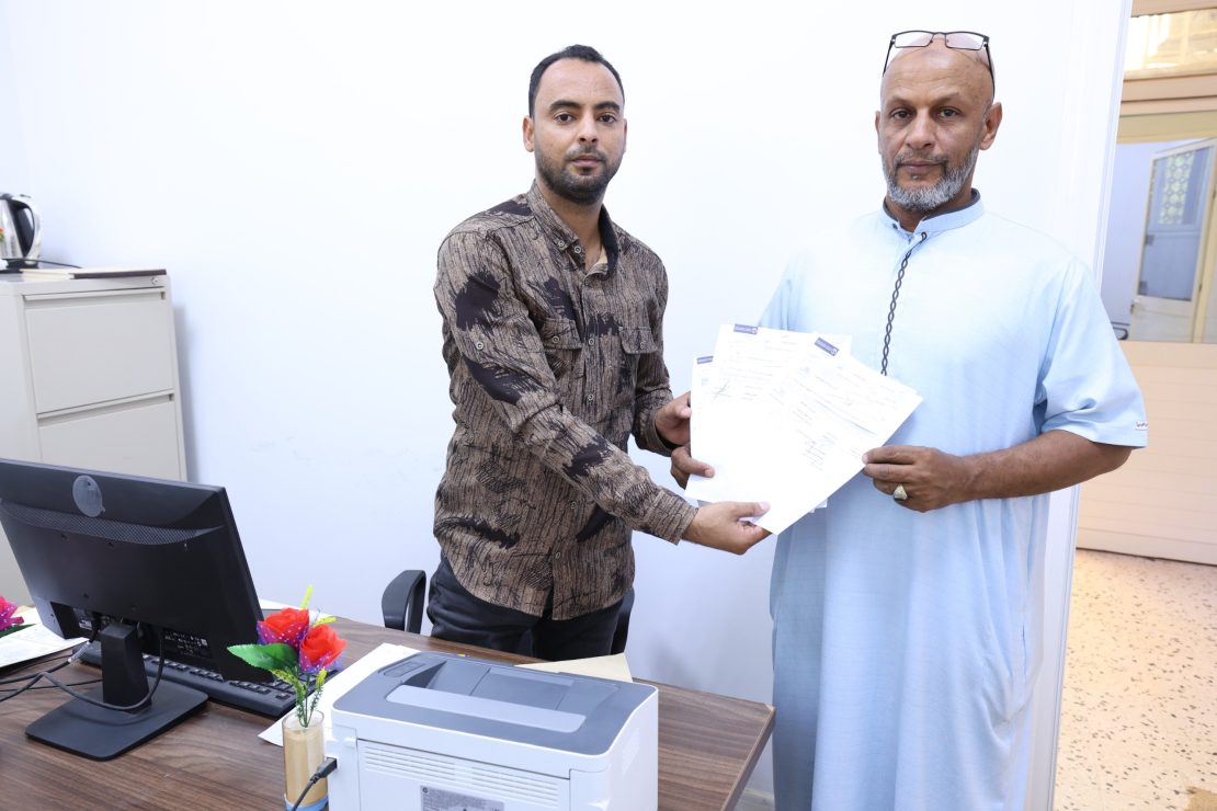 صندوق التضامن الاجتماعي يُسلم صكوك "منحة القارئ" لمكتب إدماج وتعليم الفئات الخاصة بجامعة سبها.