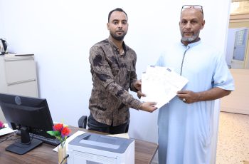 صندوق التضامن الاجتماعي يُسلم صكوك "منحة القارئ" لمكتب إدماج وتعليم الفئات الخاصة بجامعة سبها.