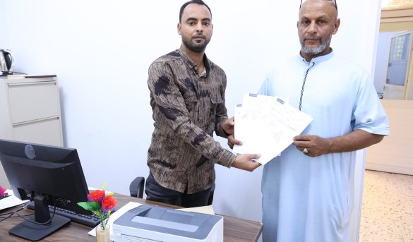 صندوق التضامن الاجتماعي يُسلم صكوك "منحة القارئ" لمكتب إدماج وتعليم الفئات الخاصة بجامعة سبها.