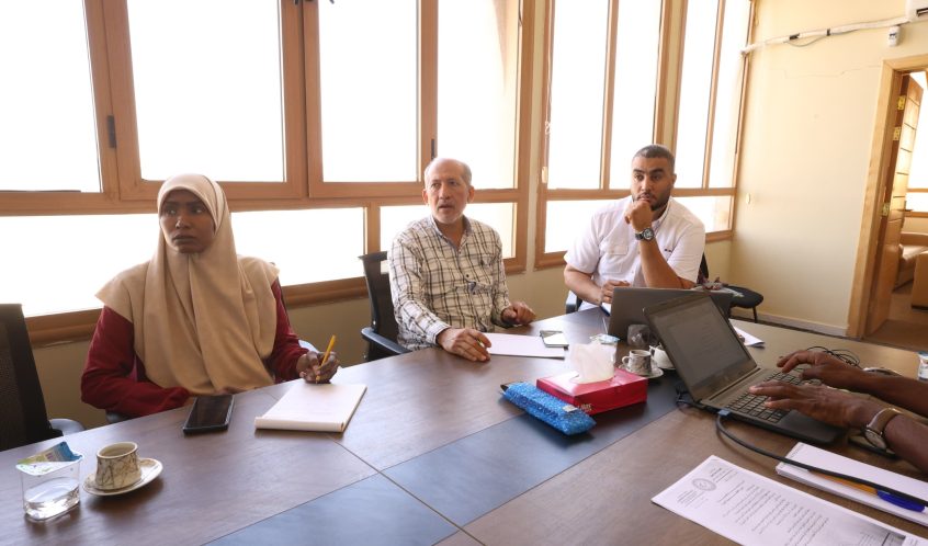 مناقشة آليات تنفيذ برنامج المنح الدراسية للطلاب الأجانب لدعم التميز الأكاديمي بالجامعة.