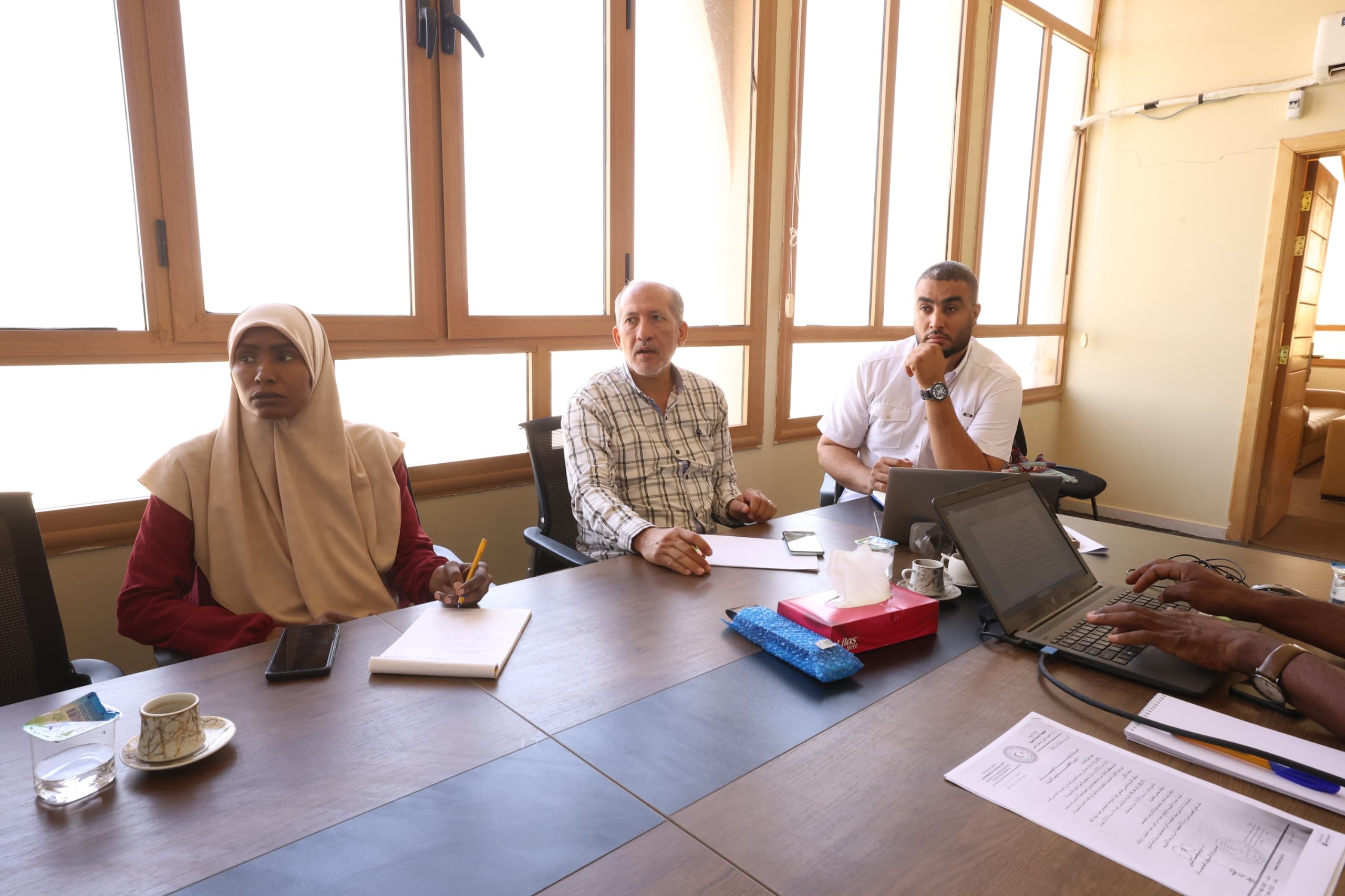 مناقشة آليات تنفيذ برنامج المنح الدراسية للطلاب الأجانب لدعم التميز الأكاديمي بالجامعة.