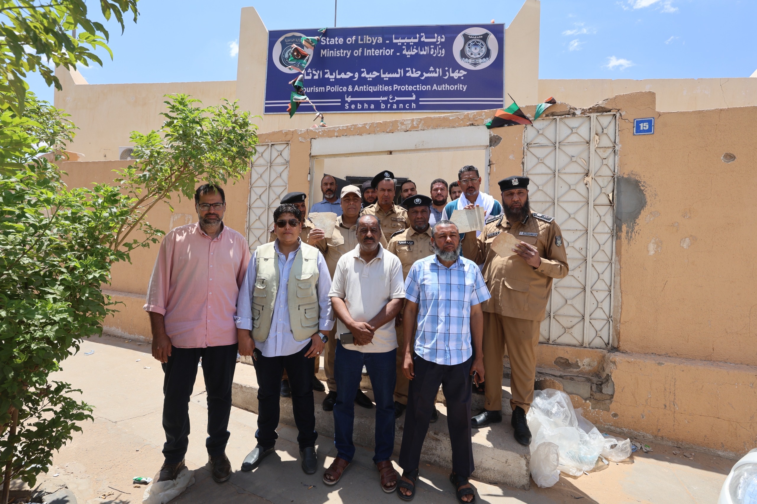 قسم الآثار والسياحة. - تقرير رسمي بشأن مراسم تسليم مستحثات أثرية مكتشفة في منطقة جبل الحساونة.