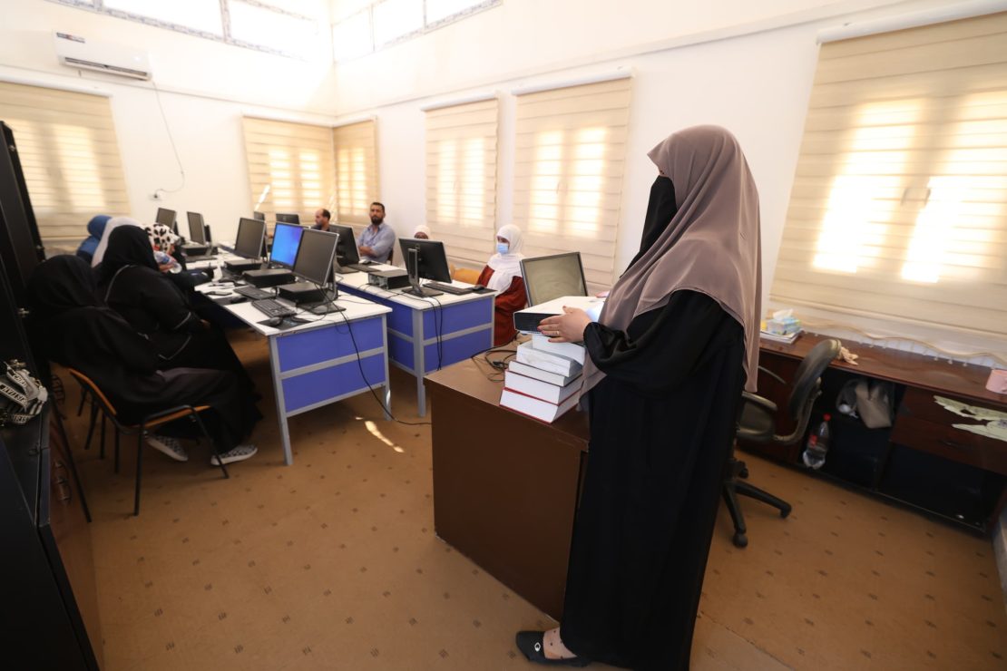 مركز التدريب والتطوير ينفذ ورشة عمل تدريبية بعنوان: (مهارات الحاسوب والإنترنت).