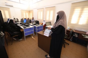 مركز التدريب والتطوير ينفذ ورشة عمل تدريبية بعنوان: (مهارات الحاسوب والإنترنت).