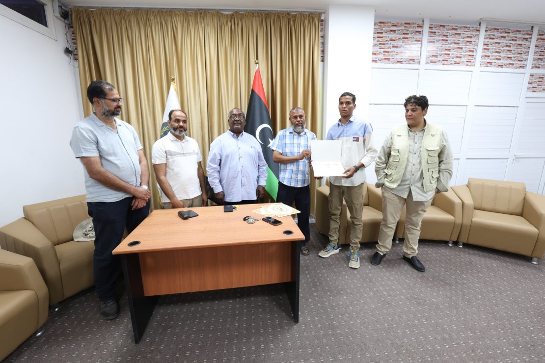 قسم الآثار والسياحة يحتفل بطلبته الأوائل في حفل بهيج.