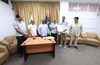 قسم الآثار والسياحة يحتفل بطلبته الأوائل في حفل بهيج.