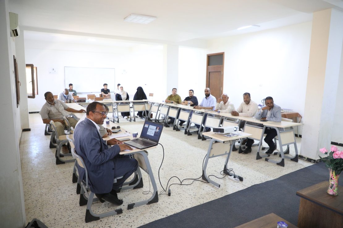 كلية التجارة والعلوم السياسية تنظم ندوة علمية بعنوان (الرسوم الجمركية الأمريكية وتداعياتها على الاقتصاد الليبي).