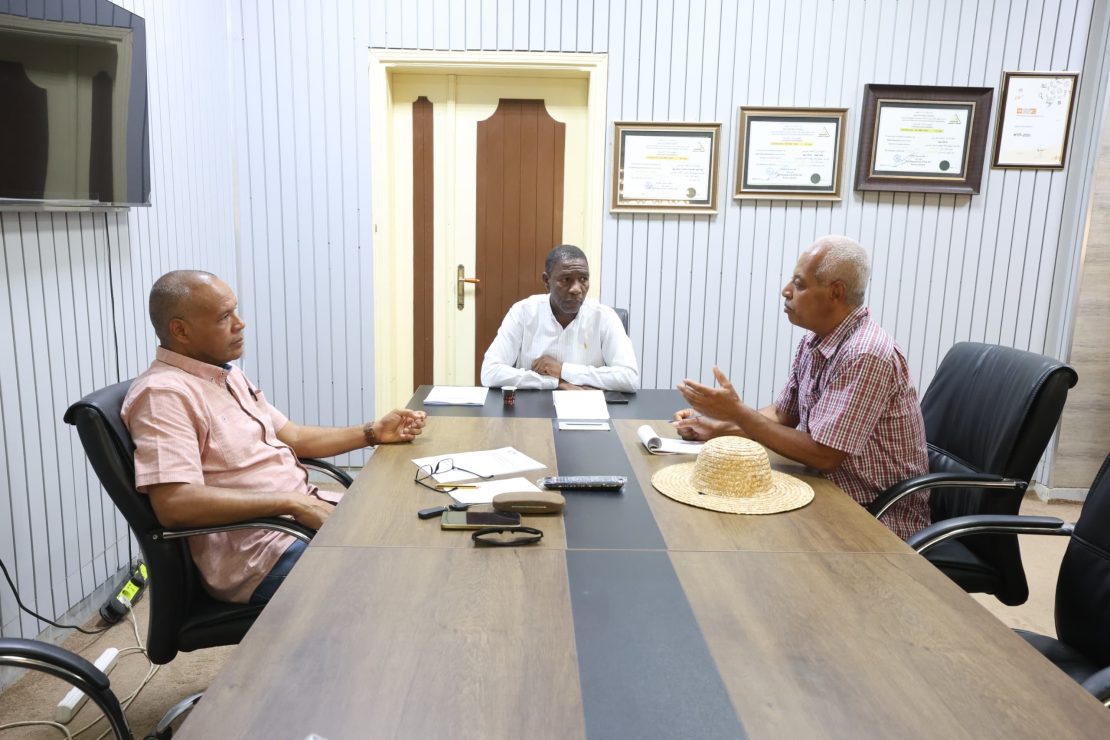 اجتماع لمتابعة تطوير كلية الهندسة وتفعيل أقسامها العلمية الجديدة.