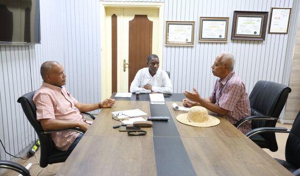 اجتماع لمتابعة تطوير كلية الهندسة وتفعيل أقسامها العلمية الجديدة.