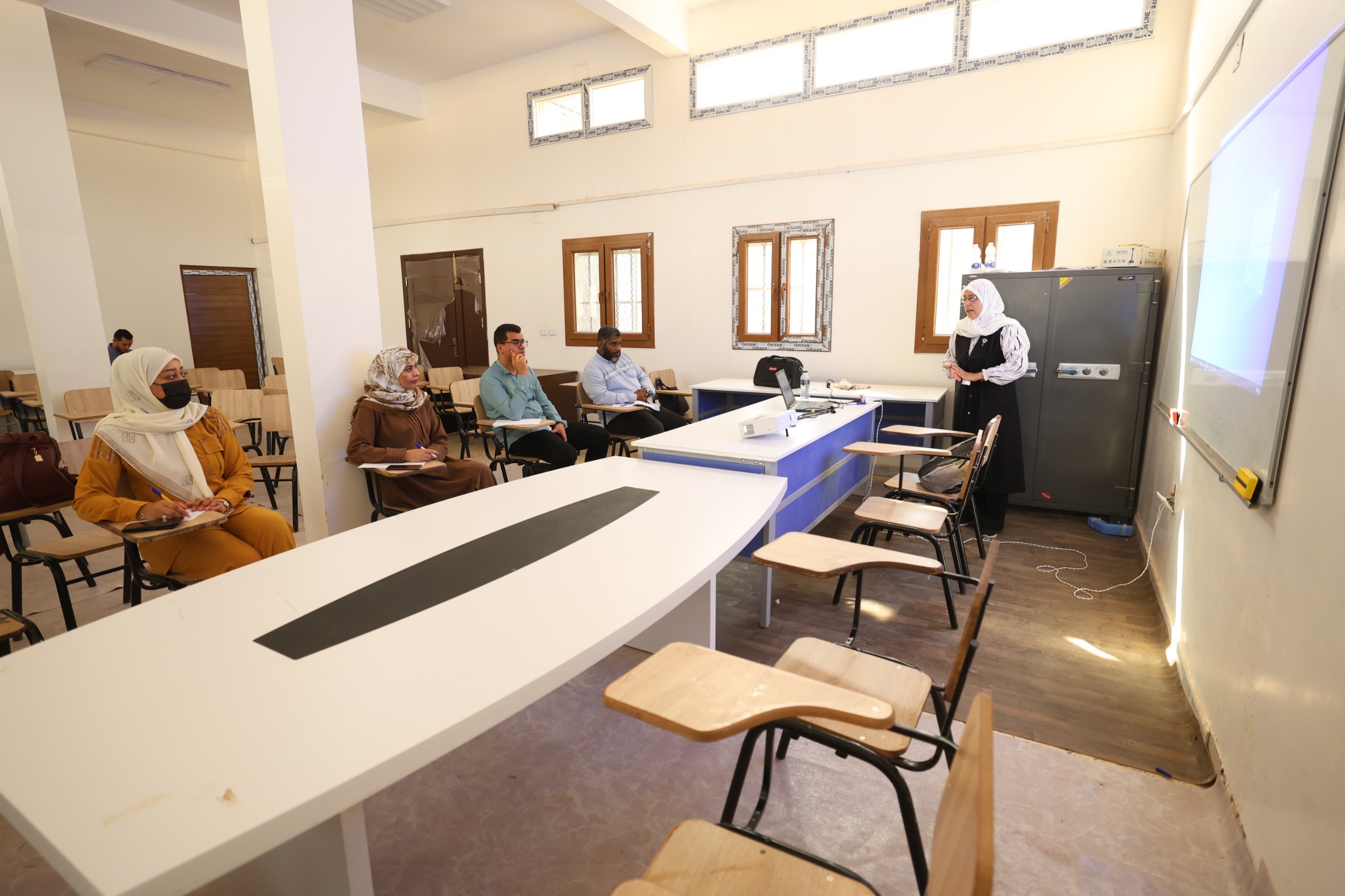 مركز التدريب والتطوير ينفذ ورشة عمل بعنوان (مهارات كتابة الأوراق العلمية).