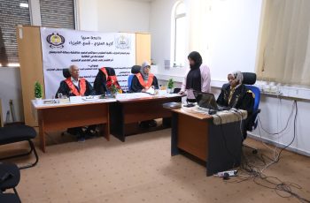 مناقشة رسالة علمية في درجة الماجستير بقسم الفيزياء