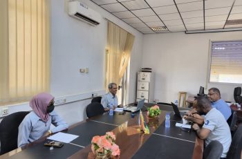 المدير العام للمجلات العلمية يعقد اجتماعا في مركز المعلومات.