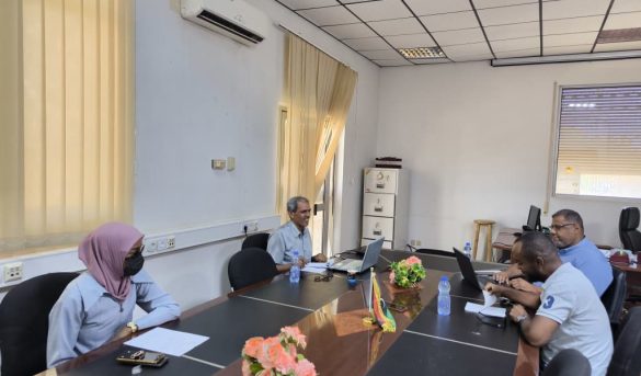 المدير العام للمجلات العلمية يعقد اجتماعا في مركز المعلومات.