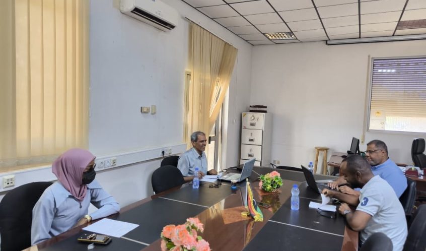 المدير العام للمجلات العلمية يعقد اجتماعا في مركز المعلومات.