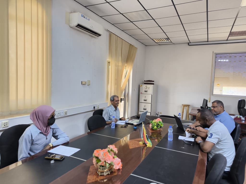 المدير العام للمجلات العلمية يعقد اجتماعا في مركز المعلومات.