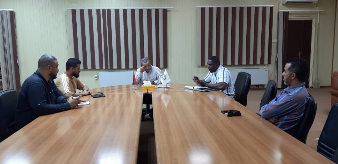 رئيس الجامعة يناقش تطوير المنظومة الإعلامية في اجتماع موسّع مع مركز الإعلام الجامعي.