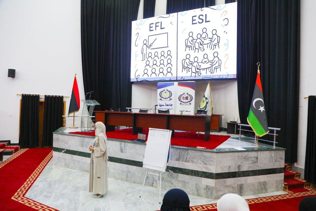 مركز اللغات يستفتح العام الدراسي الجديد بعقد دورات تدريبية تربوية مجانية لمعلمي اللغة العربية واللغة الإنجليزية