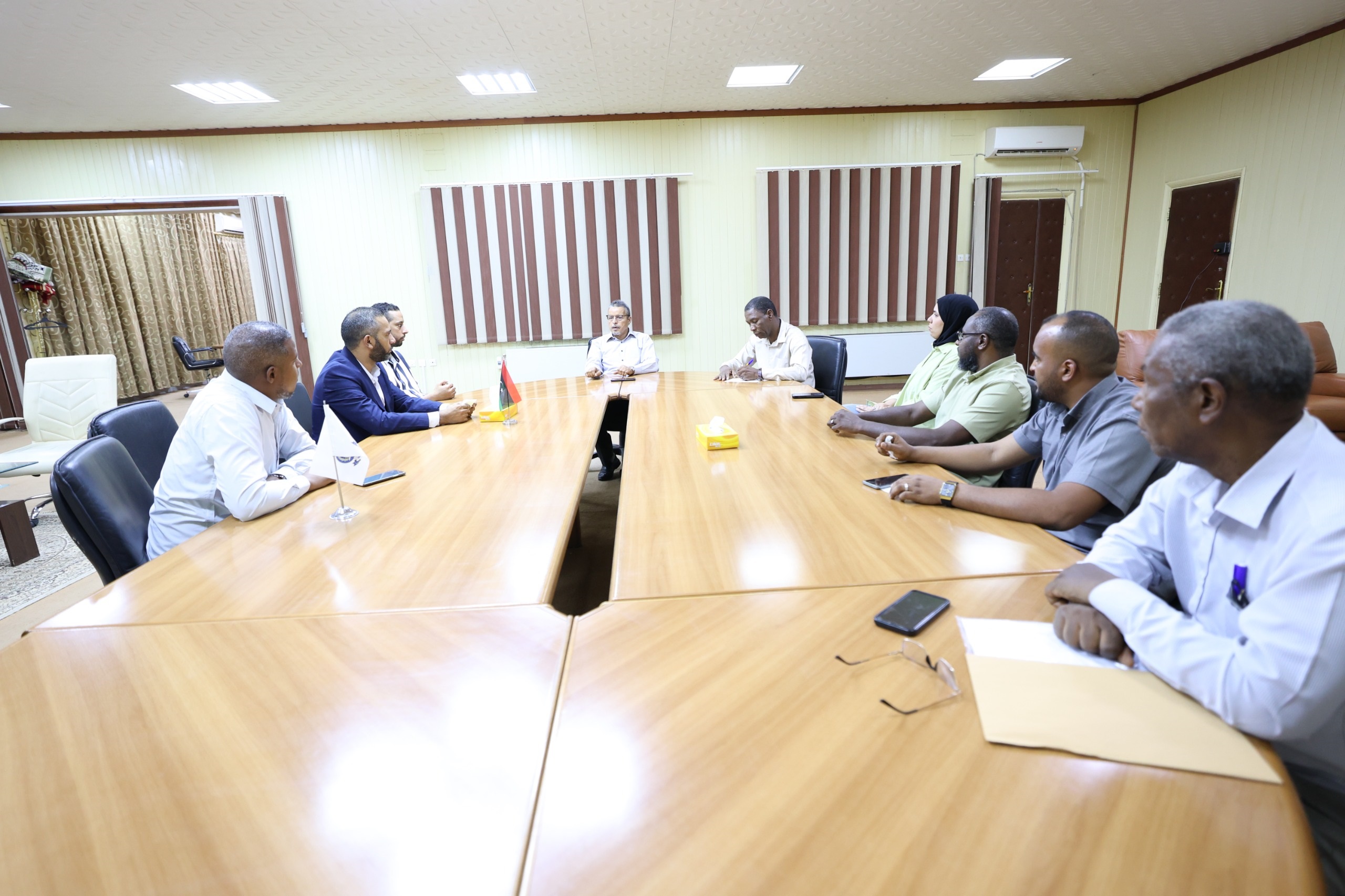 رئيس الجامعة يعقد اجتماعًا مع مجلس كلية القانون .