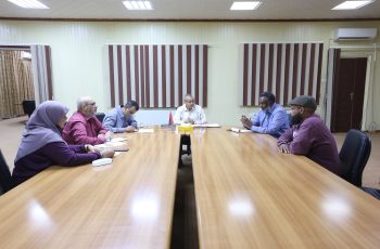 الدكتور مسعود الرقيق يعقد اجتماعا بشأن تطوير نظام شؤون الموظفين بالجامعة.