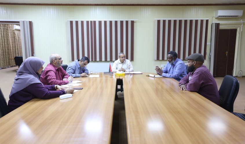 الدكتور مسعود الرقيق يعقد اجتماعا بشأن تطوير نظام شؤون الموظفين بالجامعة.