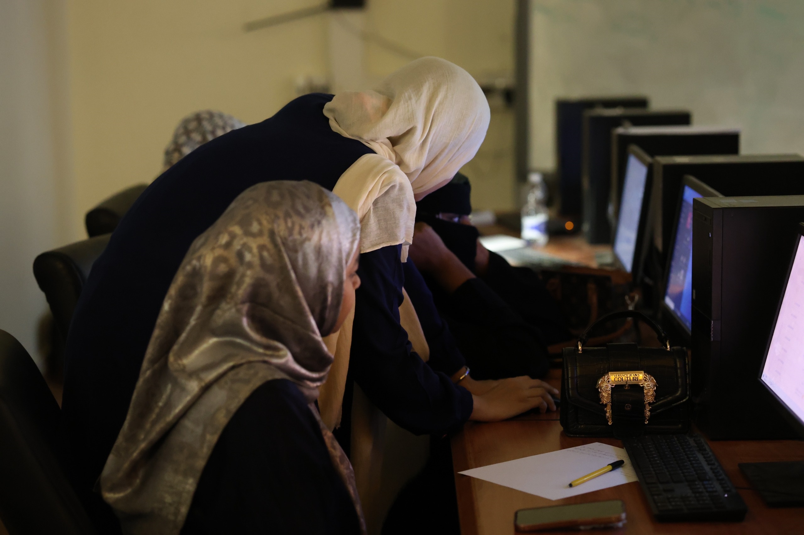 مركز التدريب والتطوير يشرع في تنفيذ دورة تدريبية بعنوان: مهارات استخدام برنامج Microsoft Word في كتابة المراسلات الإدارية.