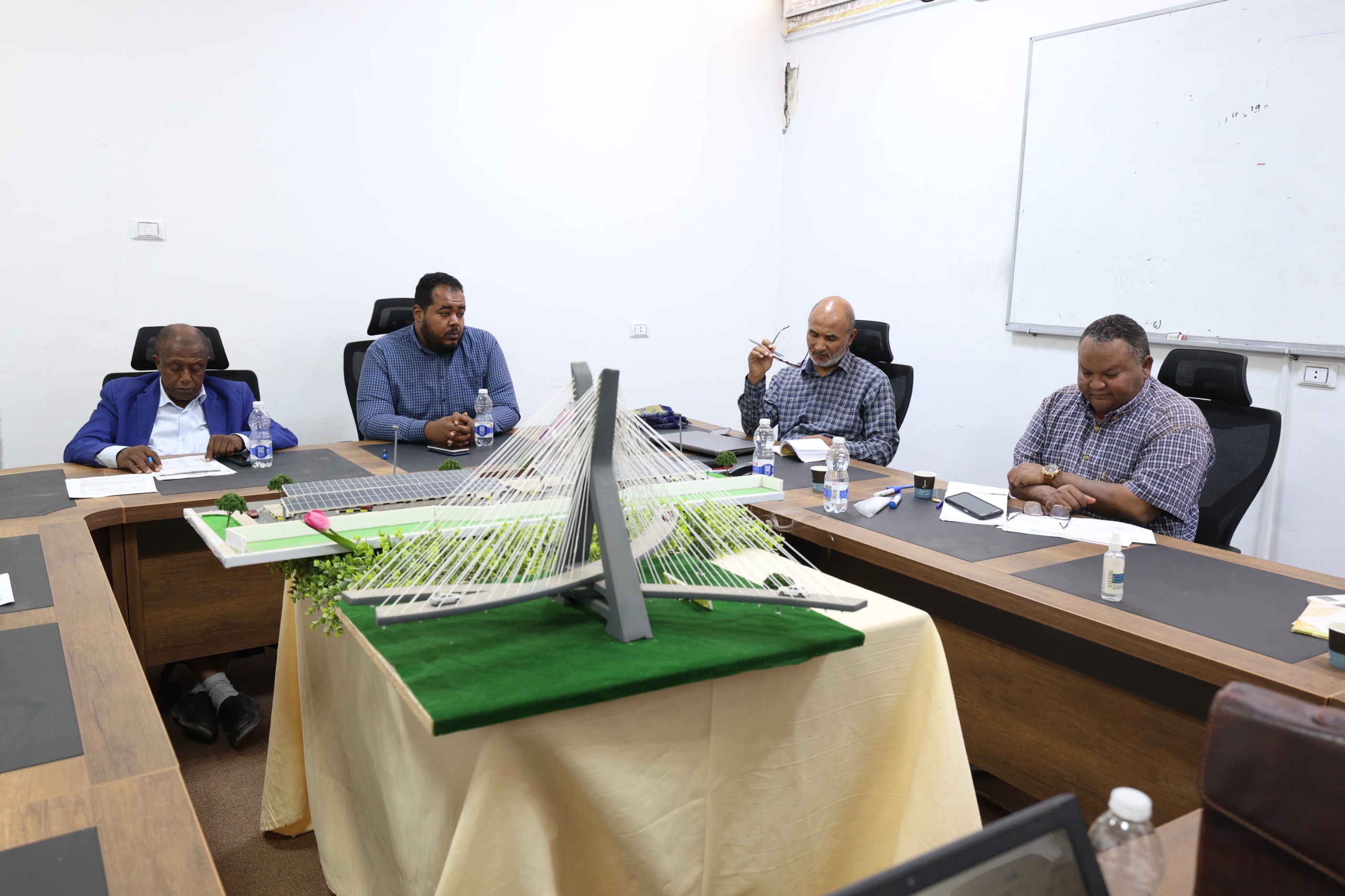 أعضـــاء اللجنــــة العلميـــة بكليــة الهندســة يعقــدون اجتماعهـــم العـــادي للعــام 2025م