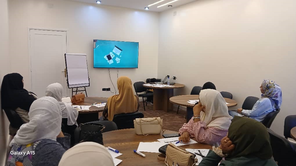 مركــز التدريــب والتطويــر بالجامعــة ينفــذ دورة تدريبيــة بعنــوان: مهــارات السكرتاريــة وإدارة المكاتــب