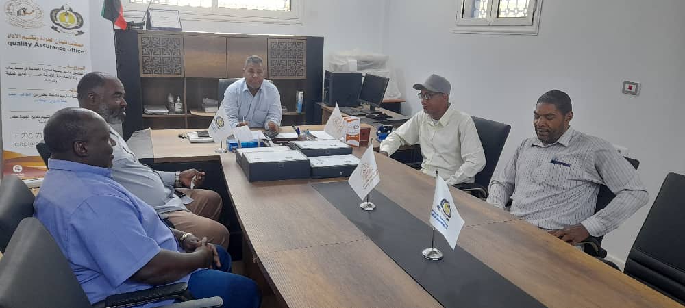 مديــر مكتــب ضمــان الجـودة وتقييـم الأداء بالجامعـة يتسلـم ملـف الاعتمـاد المؤسسـي لكليـة التربيـة الغريفـة.