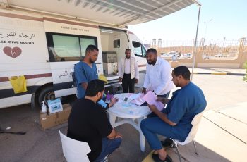 مصــرف الــدم المركــزي ينظــم حملـــة تبـــرع بالـــدم لموطفـــي الجامعــــة.