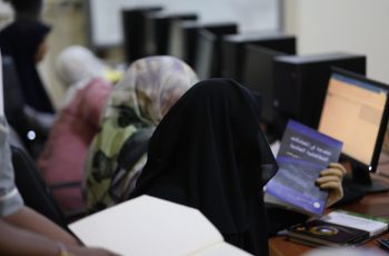 مركز التدريب والتطوير يشرع في تنفيذ دورة تدريبية بعنوان: نظام المكتبة الإلكترونية.