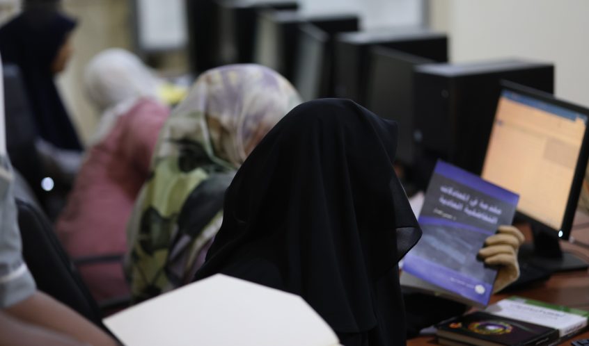 مركز التدريب والتطوير يشرع في تنفيذ دورة تدريبية بعنوان: نظام المكتبة الإلكترونية.