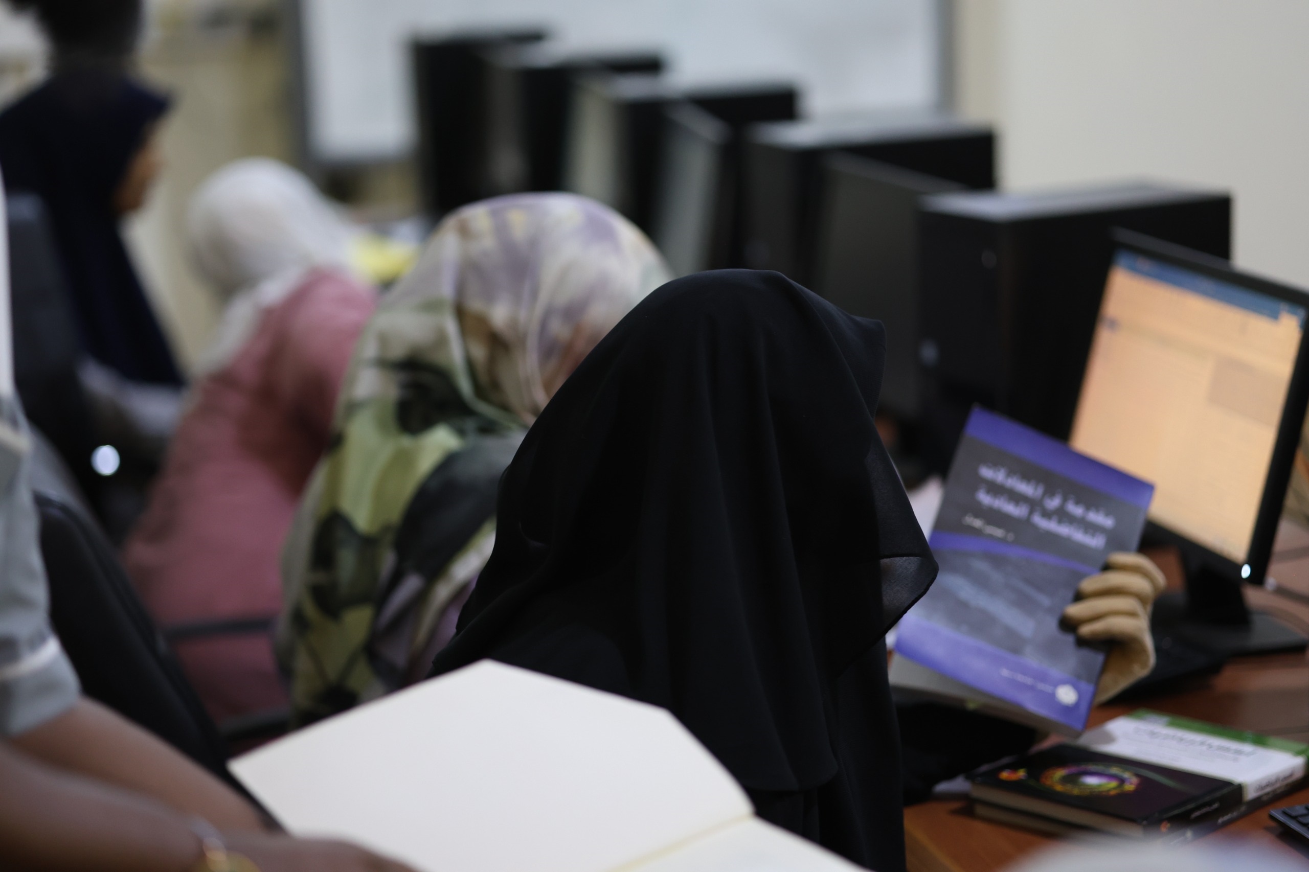 مركز التدريب والتطوير يشرع في تنفيذ دورة تدريبية بعنوان: نظام المكتبة الإلكترونية.