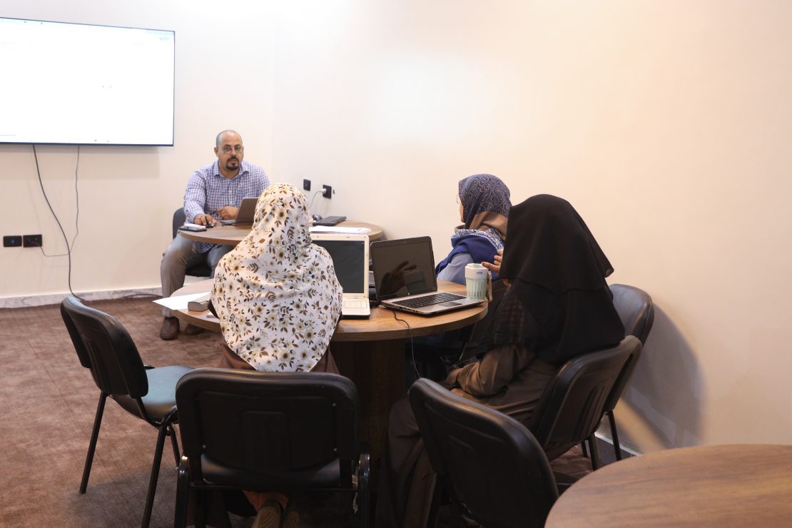 مركز التدريب والتطوير يثري معارف طلاب الدراسات العليا بورشة عمل نوعية. ​- جدير بالذكر أن هذه الورشة تأتي ضمن سلسلة برامج المركز الهادفة إلى تزويد الباحثين بالمهارات اللازمة، لاستكشاف مصادر المعلومات الحديثة واستخدامها بقدرة عالية، بما يخدم رسائلهم العلمية، ويدعم حركة البحث العلمي في الجامعة. (مركز الإعلام الجامعي، جامعة سبها).