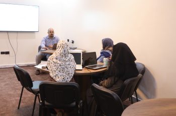 مركز التدريب والتطوير يثري معارف طلاب الدراسات العليا بورشة عمل نوعية. ​- جدير بالذكر أن هذه الورشة تأتي ضمن سلسلة برامج المركز الهادفة إلى تزويد الباحثين بالمهارات اللازمة، لاستكشاف مصادر المعلومات الحديثة واستخدامها بقدرة عالية، بما يخدم رسائلهم العلمية، ويدعم حركة البحث العلمي في الجامعة. (مركز الإعلام الجامعي، جامعة سبها).