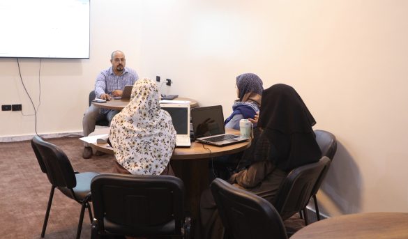 مركز التدريب والتطوير يثري معارف طلاب الدراسات العليا بورشة عمل نوعية. ​- جدير بالذكر أن هذه الورشة تأتي ضمن سلسلة برامج المركز الهادفة إلى تزويد الباحثين بالمهارات اللازمة، لاستكشاف مصادر المعلومات الحديثة واستخدامها بقدرة عالية، بما يخدم رسائلهم العلمية، ويدعم حركة البحث العلمي في الجامعة. (مركز الإعلام الجامعي، جامعة سبها).