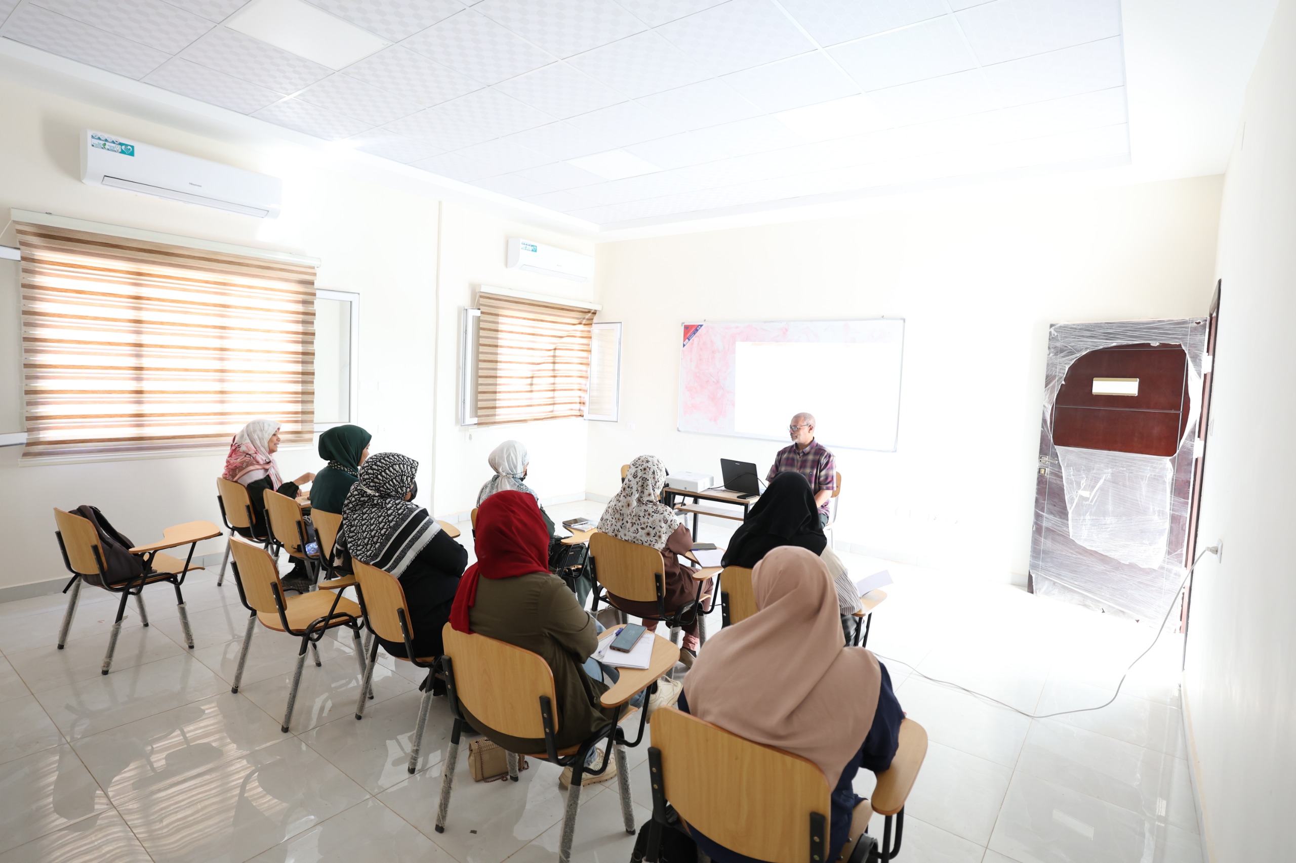 مركز التدريب والتطوير يطلق برنامجًا تدريبيًا لطلاب الدراسات العليا بكلية الطب 