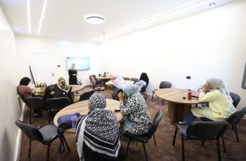 مركــز التدريــب والتطويــر بالجامعــة يواصــل برنامجــه التدريبــي لطــلاب الدراســات العليــا بالكليــات الطبيــة